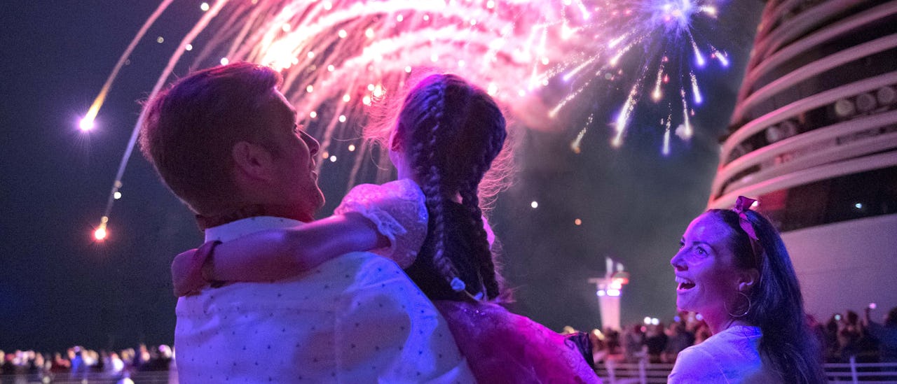 Dazzling live shows with fireworks at sea!