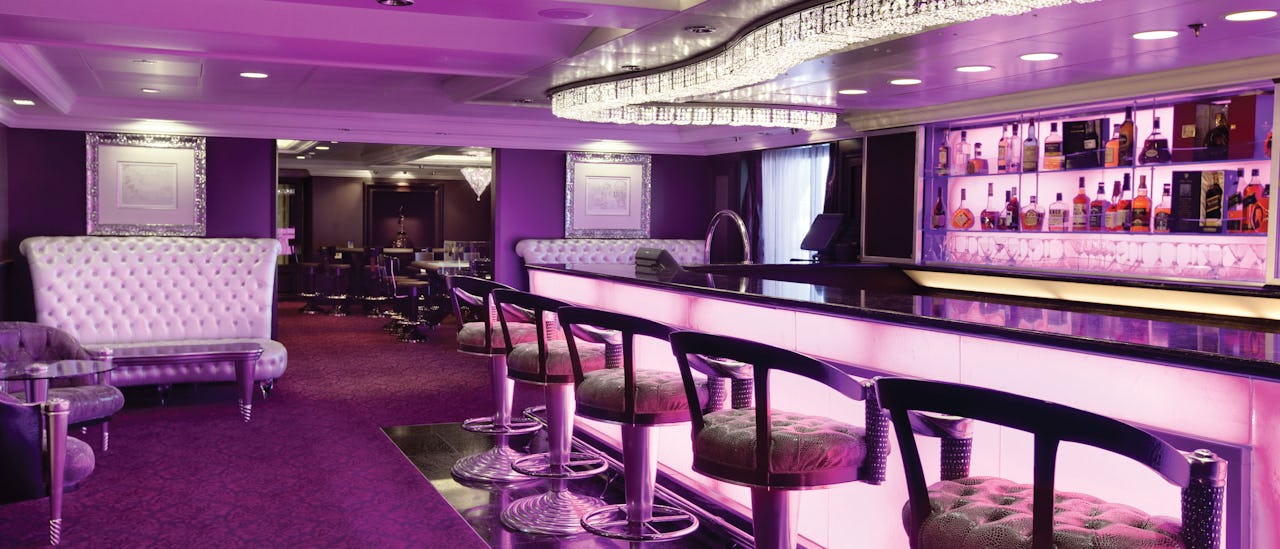 Enjoy a drink i Casino Bar