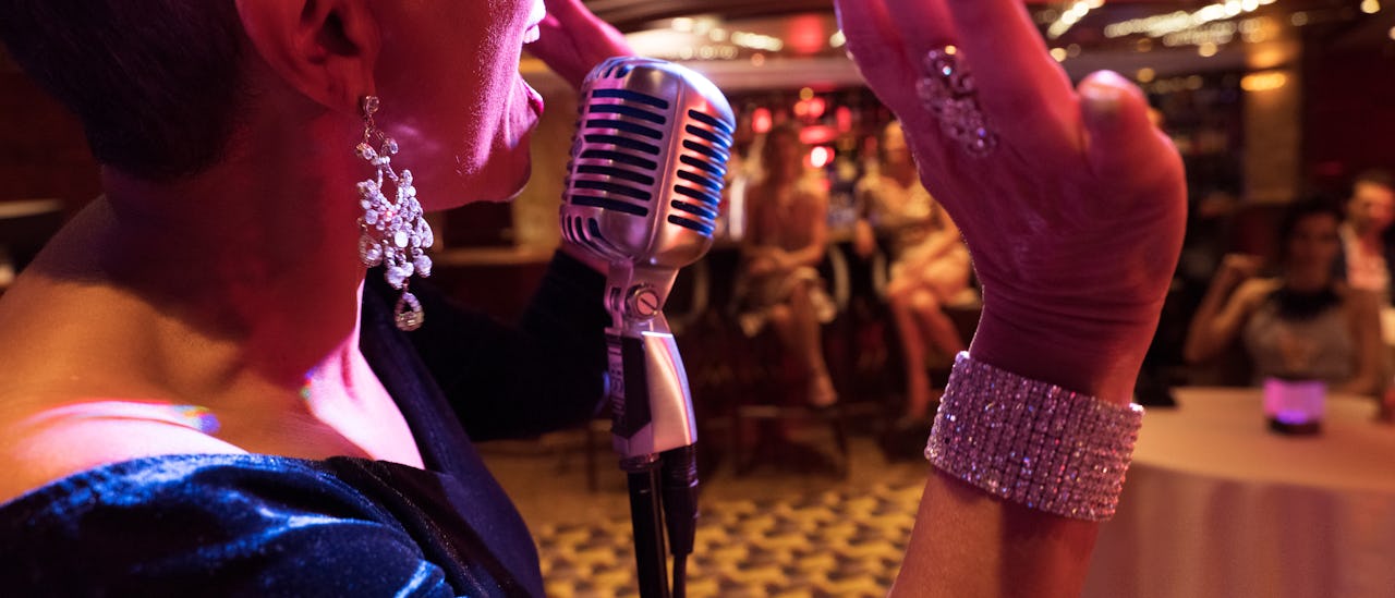 Have a drink and listen to live music in La Dolce Vita