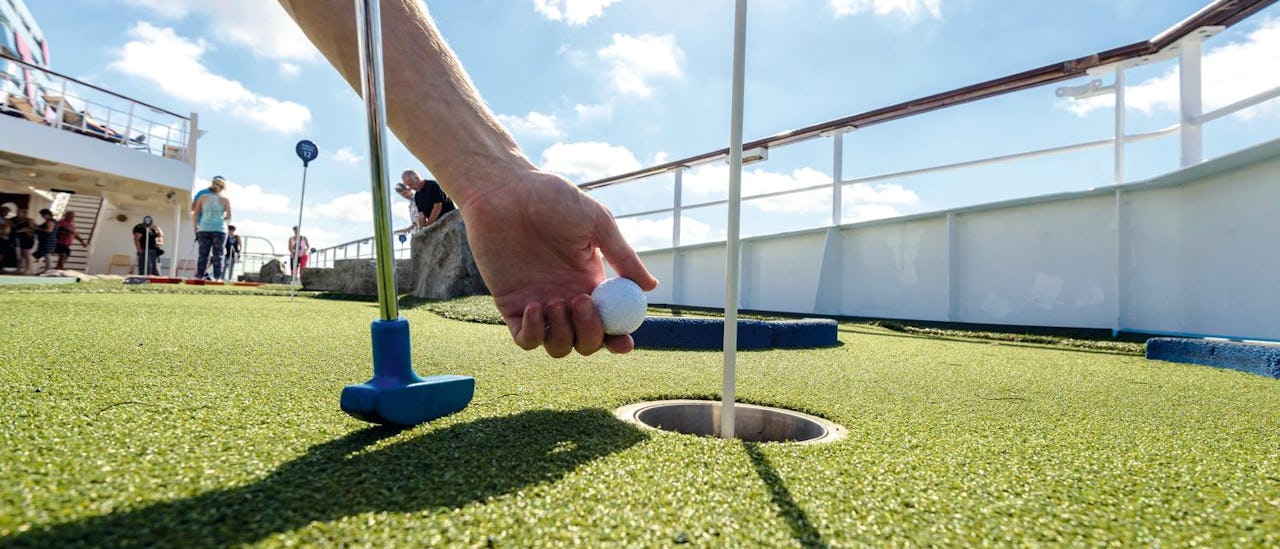 Take the whole family to the minigolf green